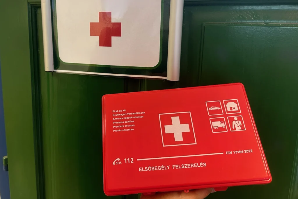 Elsősegély felszerelés több ponton is található az Állatkert területén